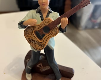 Vintage Elvis Presley Figurine – Rock ’n’ Roll Collectible Statue with Guitar