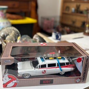 Samochód Ghostbusters Ecto-1 Diecast – model Jada Toys w skali 1:24 – nowy w pudełku