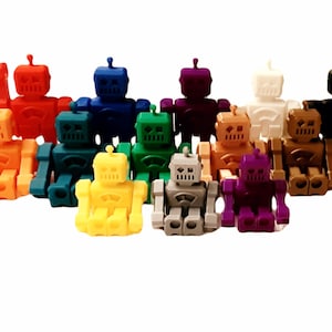 Puede incluir: Un conjunto de 12 figuras de robots coloridos, cada uno con un color diferente, incluyendo rojo, naranja, amarillo, verde, azul, morado, marrón, negro, blanco y gris. Los robots están todos en posición sentada con los brazos extendidos.