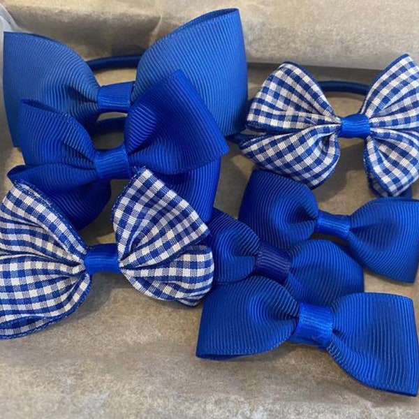 Ensemble de noeuds pour cheveux d'uniforme scolaire bleu royal. Liens élastiques et clips. Couleurs de l'école. L'école s'incline. Accessoire pour cheveux scolaire