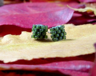 Winzige dunkelgrüne Ohrringe | grüne Ohrstecker Edelstahl | kleine minimalistische handgefertigte Ohrringe | kleine quadratische Ohrstecker