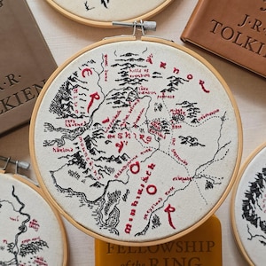 Patrón de bordado del mapa de la Comarca (PDF), sección del mapa de El Señor de los Anillos