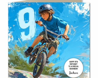 以下が含まれることがあります： BMX自転車に乗る少年が描かれたバースデーカード。背景は青色の筆致。大きな白い数字の9が見える。カードには「HAPPY 9TH BIRTHDAY TO A SPECIAL GRANDSON Jackson」と書かれている。