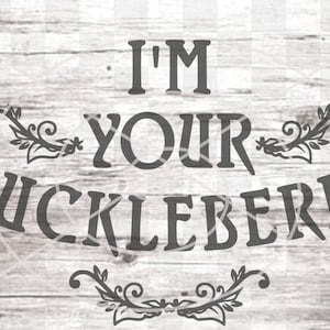 Può includere: Un cartello in bianco e nero con il testo "I'm Your Huckleberry" con accenti floreali decorativi.