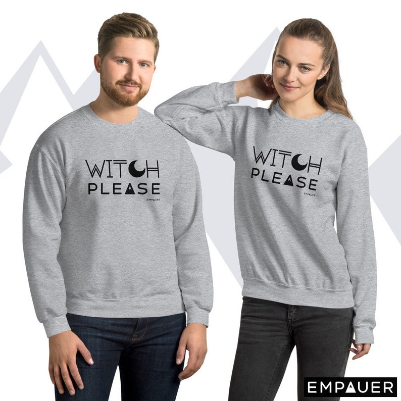 K&ouml;nnte beinhalten: Zwei graue Sweatshirts mit dem Text "Witch Please" in schwarzer Schrift und einer Grafik mit einem Halbmond und einem Dreieck.