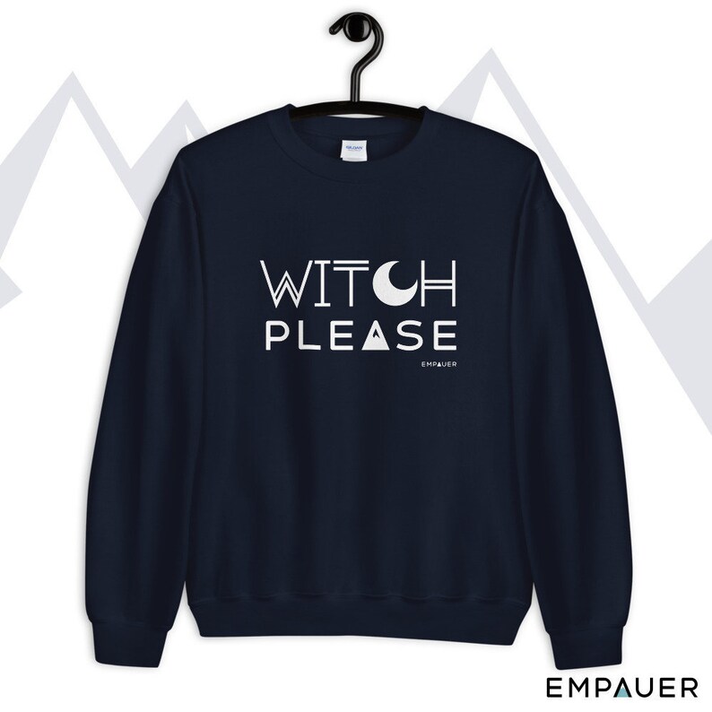K&ouml;nnte beinhalten: Ein marineblauer Pullover mit dem Text "WITCH PLEASE" in Wei&szlig; mit einer Mondsichelgrafik.