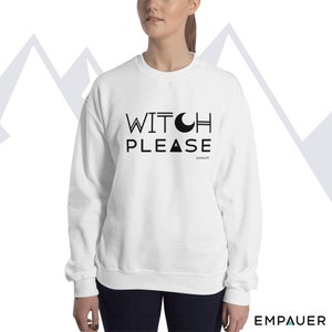 K&ouml;nnte beinhalten: Wei&szlig;er Pullover mit schwarzem Text, der "Witch Please" lautet, mit einem Halbmond-Motiv &uuml;ber dem Wort "Witch".