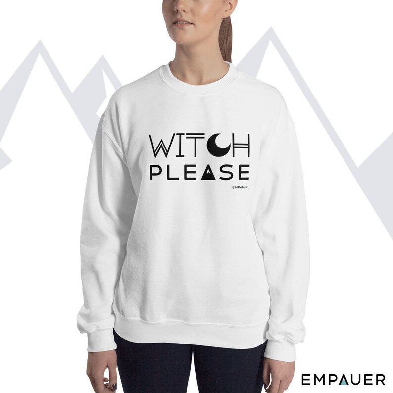 K&ouml;nnte beinhalten: Wei&szlig;er Pullover mit schwarzem Text, der "Witch Please" lautet, mit einem Halbmond-Motiv &uuml;ber dem Wort "Witch".