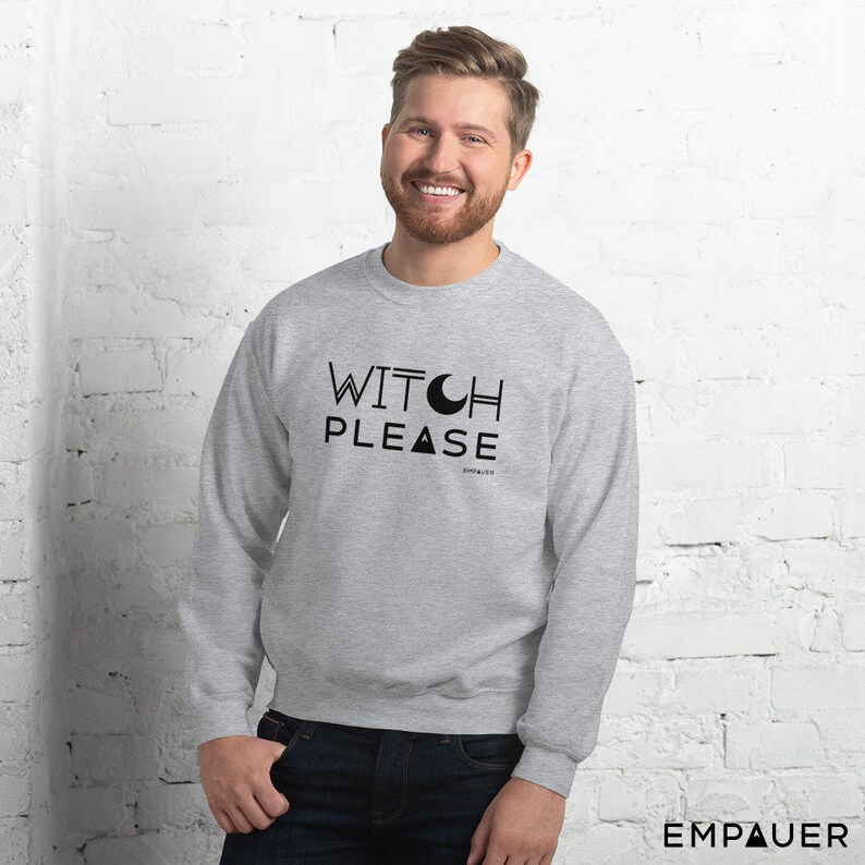 K&ouml;nnte beinhalten: Ein graues Sweatshirt mit dem Text "WITCH PLEASE" in schwarzen Buchstaben. Der Text ist mit einem Halbmond und einem Dreieck stilisiert.