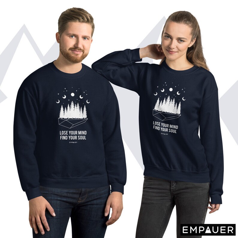 K&ouml;nnte beinhalten: Marineblaue Sweatshirts mit wei&szlig;er Grafik eines Waldes, Mondphasen und dem Text "LOSE YOUR MIND FIND YOUR SOUL". Die Sweatshirts sind unisex und haben einen Rundhalsausschnitt. Der Markenname "EMPAUER" ist unten rechts aufgedruckt.
