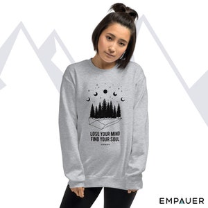 K&ouml;nnte beinhalten: Graues Sweatshirt mit schwarzer Grafik eines Waldes, Halbmonden und Sternen. Der Text "LOSE YOUR MIND FIND YOUR SOUL" ist unter der Grafik aufgedruckt. Der Markenname "EMPAUER" ist unten aufgedruckt.