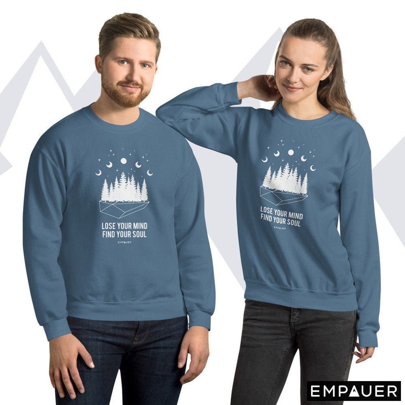 K&ouml;nnte beinhalten: Zwei Personen tragen passende blaue Sweatshirts. Jedes Sweatshirt hat eine wei&szlig;e Grafik eines Waldes, Mondphasen und den Text "LOSE YOUR MIND FIND YOUR SOUL". Der Markenname "EMPAUER" ist unten rechts in Wei&szlig; aufgedruckt.