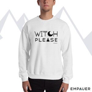 K&ouml;nnte beinhalten: Wei&szlig;er Pullover mit schwarzem Text, der "WITCH PLEASE" mit einem Halbmond und einem Dreieck-Motiv lautet.