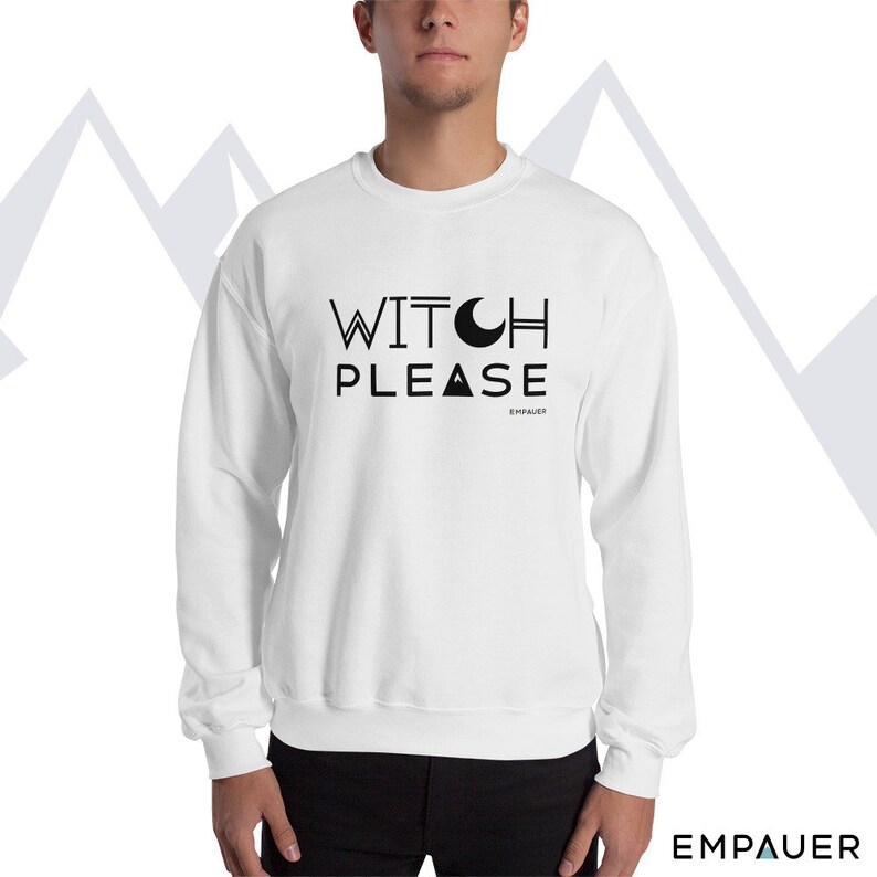 K&ouml;nnte beinhalten: Wei&szlig;er Pullover mit schwarzem Text, der "WITCH PLEASE" mit einem Halbmond und einem Dreieck-Motiv lautet.