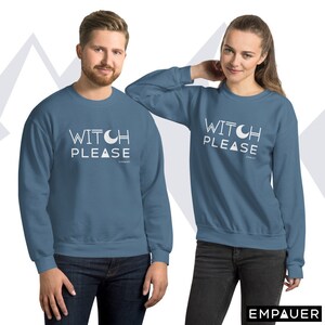 K&ouml;nnte beinhalten: Zwei blaue Sweatshirts mit wei&szlig;em Text, der "Witch Please" mit einem Halbmond und einem Dreiecks-Motiv lautet.