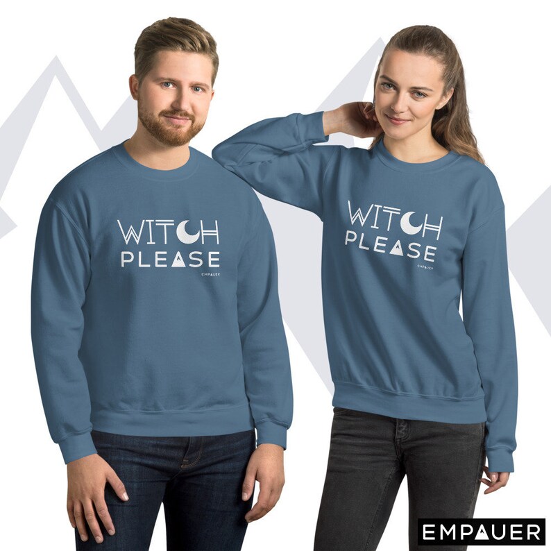 K&ouml;nnte beinhalten: Zwei blaue Sweatshirts mit wei&szlig;em Text, der "Witch Please" mit einem Halbmond und einem Dreiecks-Motiv lautet.