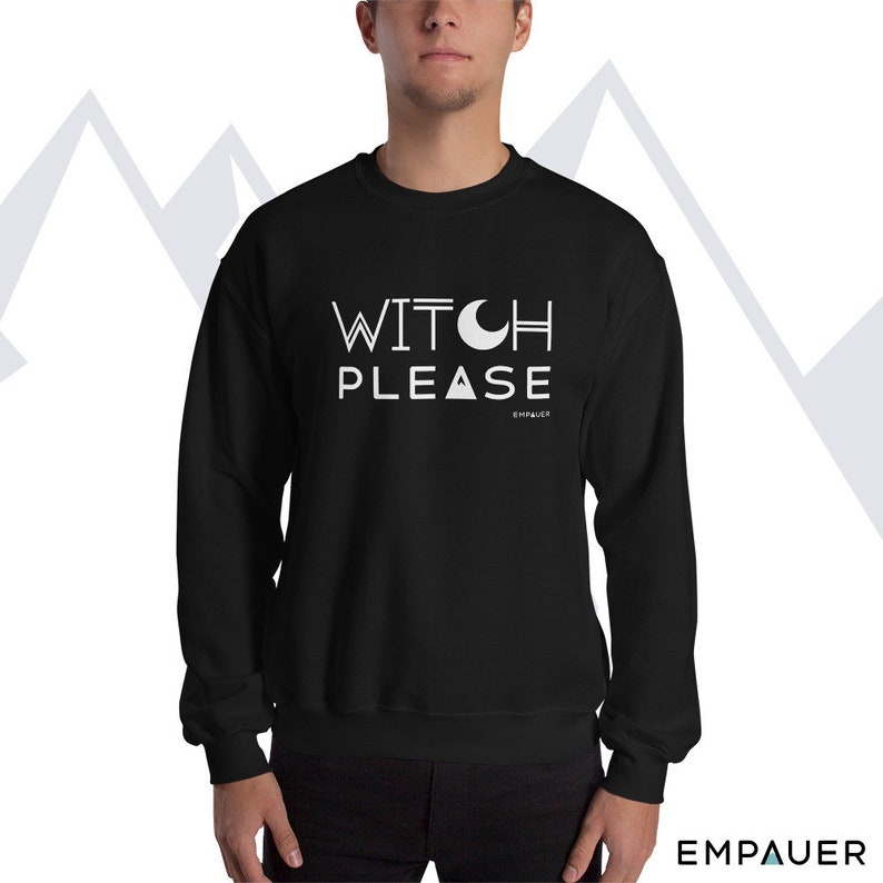 K&ouml;nnte beinhalten: Schwarzer Pullover mit wei&szlig;em Text, der "WITCH PLEASE" mit einem Halbmond und einem Dreiecks-Motiv lautet.