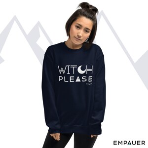 K&ouml;nnte beinhalten: Ein marineblauer Pullover mit wei&szlig;em Text, der "Witch Please" mit einem Halbmond und einem Dreieckssymbol lautet.