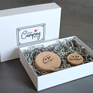 Camping-Geschenk-BOX - Wohnmobil - Flaschenöffner & Schlüsselanhänger als Geschenk-Set im Karton - optional mit Glückwunschkarte