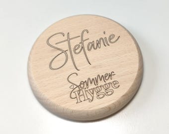 Holz-Getränkedeckel "Sommer-Hygge" personalisiert - zum Abdecken von Gläsern/Tassen - Schutz vor Insekten/Bienen - mit Wunschname