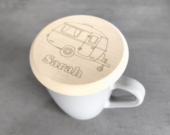Holz-Getränkedeckel für Camper personalisiert - zum Abdecken von Gläsern/Tassen - Schutz vor Insekten/Bienen - mit Wohnwagen und Wunschname