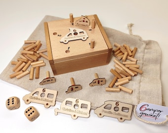 Personalisierbares Holz-Würfelspiel "Camper 6 Gewinnt"  - Camping-Edition mit Zusatz-Spielfigur - Holzbox im Leinenbeutel (größere Variante)
