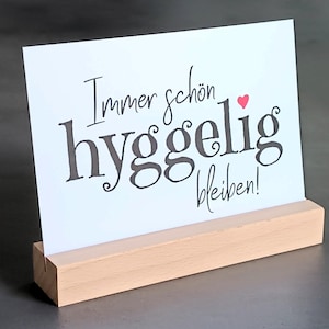Hygge-Postkarte mit Kartenständer aus Buche - Ein Spruch zum dänischen Lebensgefühl als Deko zum Aufstellen
