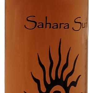 Può includere: Bottiglia cilindrica con tappo nero ed etichetta marrone. L'etichetta presenta le parole "Sahara Sun" e "Nag Champa" in nero, insieme a un disegno di sole nero.