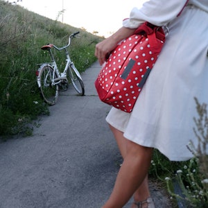Fahrradtasche für Gepäckträger Satteltasche Packtasche aus bedruckter Plane, rot gepunktet, wasserdicht, mit Tragegurt Lunares rot Bild 7
