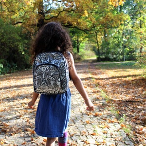 mochila impermeável para crianças feita de oleado Eden, flores, floral, preto e branco