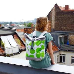 Bicycle Bag / Backpack KOMBI Waterproof For Woman Rolltop Bike Bag Pannier - Design Manzanas grün