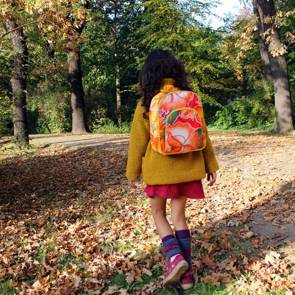 wasserdichter Rucksack für Kinder aus Wachstuch Tehuana rot, mit Blumen, Retrolook, geblümt, bunt