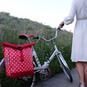 Fahrradtasche für Gepäckträger Satteltasche Packtasche aus bedruckter Plane, rot gepunktet, wasserdicht, mit Tragegurt Lunares rot Bild 9