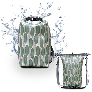 Könnte beinhalten: Zwei wasserdichte Taschen mit einem grünen Blatt-Muster. Die größere Tasche steht aufrecht und die kleinere Tasche liegt flach. Beide Taschen haben verstellbare Träger.