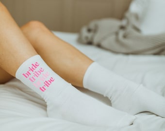 Tribu de novias, calcetines personalizados, dama de honor, regalos de boda, regalo de boda, fiesta nupcial, calcetines personalizados, calcetines de tripulación, personalizados, calcetines blancos, novia