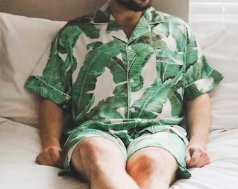 Pijama de satén de lujo con hojas de plátano tropical para hombre. Ropa de dormir suave y sedosa. Ropa cómoda para relajarse el fin de semana.