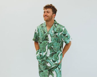 Pijama de satén con estampado de hojas de plátano tropical para hombre. Conjunto de ropa de dormir de lujo. Ajuste relajado. Suave y sedoso. Comodidad y estilo. Regalo perfecto para él.