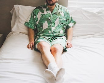 Pijama de satén con estampado de hojas de plátano para hombre / Pijama con estampado tropical / Conjunto de pijama suave y sedoso / Regalo de lujo para él