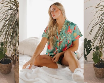 Conjunto floral tropical, ropa de estar bohemia de lujo, pijama bohemia tropical, ropa de dormir de satén de lujo, motivos isleños coloridos, regalo acogedor para ella, cuidado personal