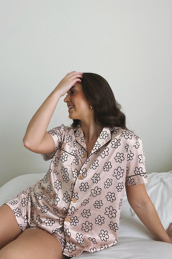 daisy print pajamas, daisy bridesmaid pajamas, beige wedding pajamas, bridesmaid, bride, birthday girl, floral pajamas, floral print pajamas