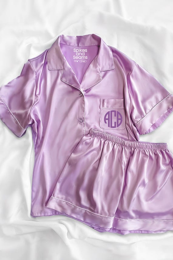 purple wedding pajamas, purple satin pajamas, custom name pajamas, lilac wedding, lavender pajamas, monogram pajamas, beach wedding