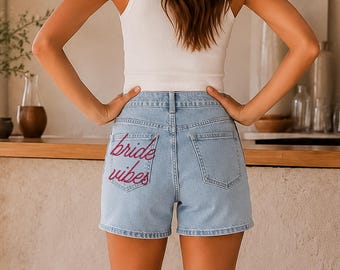 Shorts vaqueros personalizados para novias, shorts vaqueros personalizados, regalo con apellido, atuendo para la luna de miel, recién casados