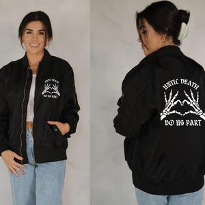 Puede incluir: Chaqueta bomber negra con un estampado gráfico blanco en la espalda que dice "Until Death Do Us Part" con dos manos de esqueleto formando un corazón.