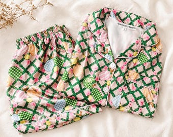 Pijama de cetim floral com estampa de pickleball, roupa de descanso esportiva e elegante.