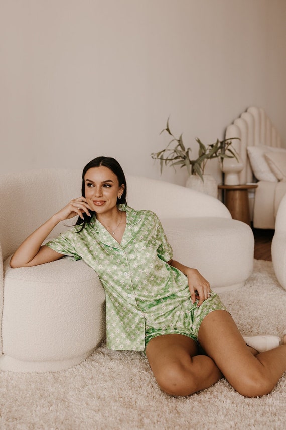 custom daisy pajamas, green custom pajamas, daisy pajamas, bridesmaid, bride, birthday girl pajamas, floral pajamas, daisy print pajamas