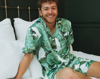 Pijama de satén con estampado tropical para hombre. Cómodo, elegante y sedoso. Regalo perfecto para cumpleaños.