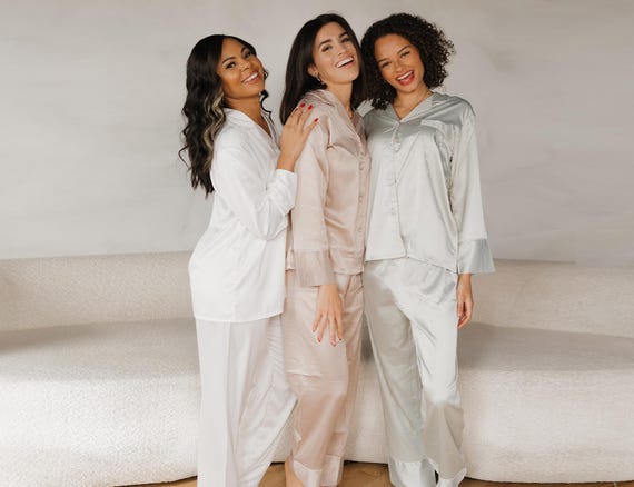 Elegant White Satin Bride Pajamas, Personalized Monogram Pajama Set, Luxurious Wedding Pajamas, White Satin Wedding Pajamas, Stretch Pajamas