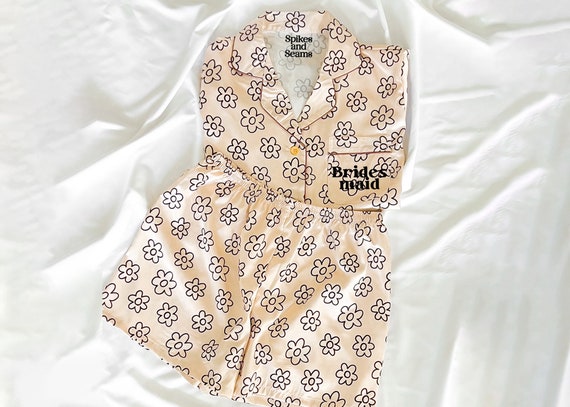 daisy print pajamas, daisy bridesmaid pajamas, beige wedding pajamas, bridesmaid, bride, birthday girl, floral pajamas, floral print pajamas