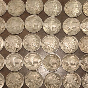 40 Buffalo Nickels (1 Roll) - At Least 20 are from the 1920's