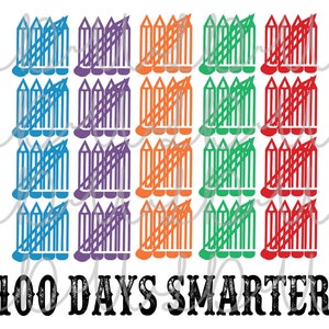 Op de afbeelding: Een grafisch ontwerp met rijen kleurpotloden in blauw, paars, oranje, groen en rood. De tekst "100 DAYS SMARTER" wordt in een vetgedrukte, zwarte lettertype onderaan de afbeelding weergegeven. De achtergrond heeft een herhalend patroon van de letters "U" en "L" in lichtgrijs.